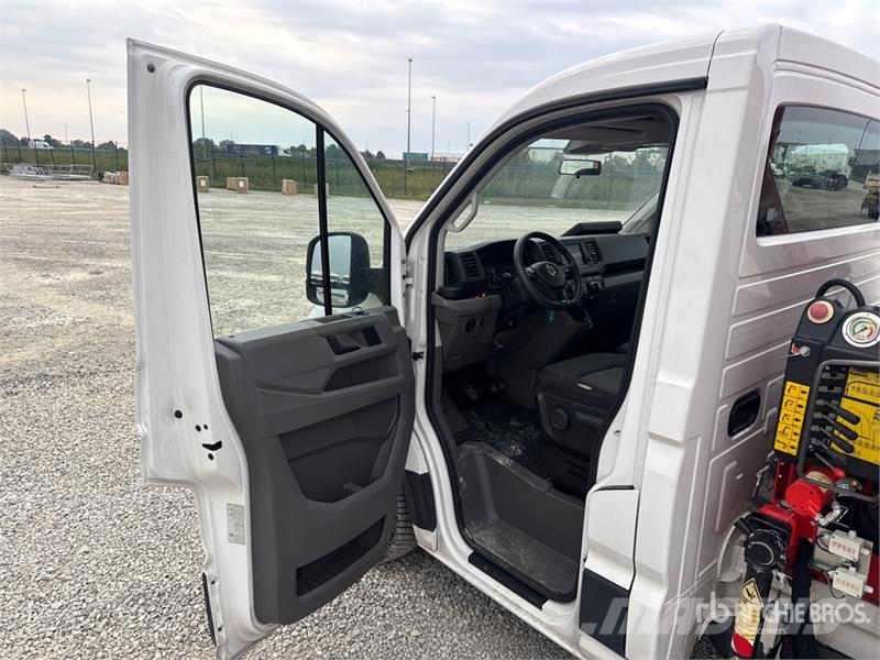 Volkswagen F32A.0.23 on Volkswagen Crafter Flatbed Truck with Camion plateau ridelle avec grue