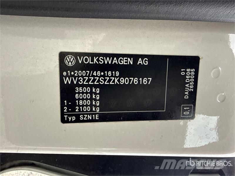 Volkswagen F32A.0.23 on Volkswagen Crafter Flatbed Truck with Camion plateau ridelle avec grue