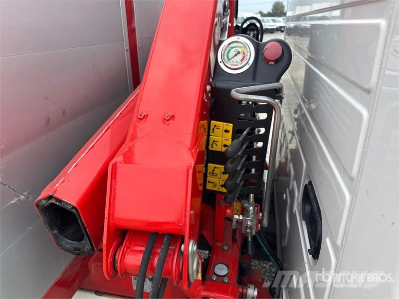 Volkswagen F32A.0.23 on Volkswagen Crafter Flatbed Truck with Camion plateau ridelle avec grue