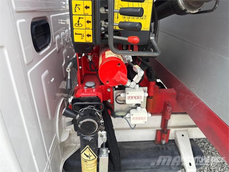 Volkswagen F32A.0.23 on Volkswagen Crafter Flatbed Truck with Camion plateau ridelle avec grue