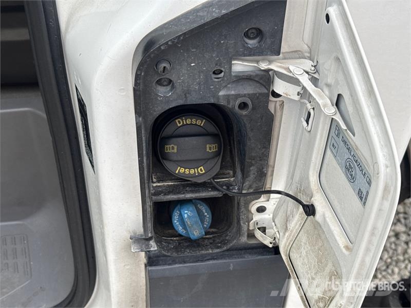 Volkswagen F32A.0.23 on Volkswagen Crafter Flatbed Truck with Camion plateau ridelle avec grue