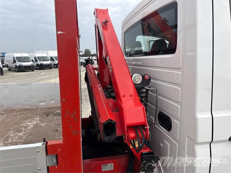Volkswagen F32A.0.23 on Volkswagen Crafter Flatbed Truck with Camion plateau ridelle avec grue
