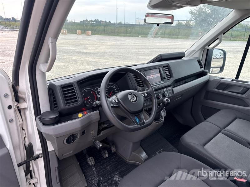 Volkswagen F32A.0.23 on Volkswagen Crafter Flatbed Truck with Camion plateau ridelle avec grue
