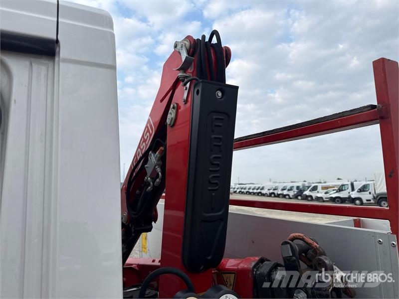 Volkswagen F32A.0.23 on Volkswagen Crafter Flatbed Truck with Camion plateau ridelle avec grue