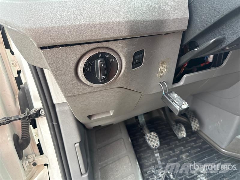 Volkswagen F32A.0.23 on Volkswagen Crafter Flatbed Truck with Camion plateau ridelle avec grue