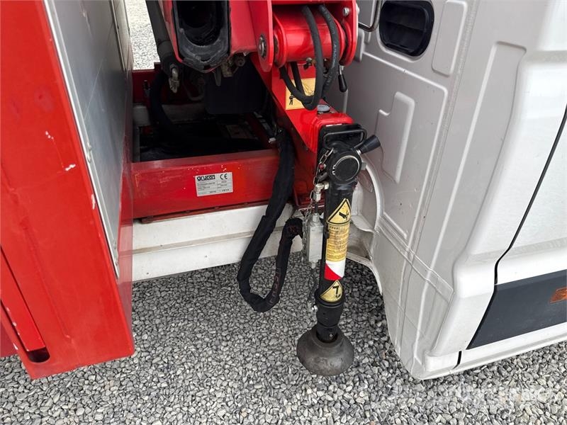 Volkswagen F32A.0.23 on Volkswagen Crafter Flatbed Truck with Camion plateau ridelle avec grue