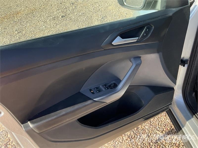 Volkswagen T-Cross SUV Carros