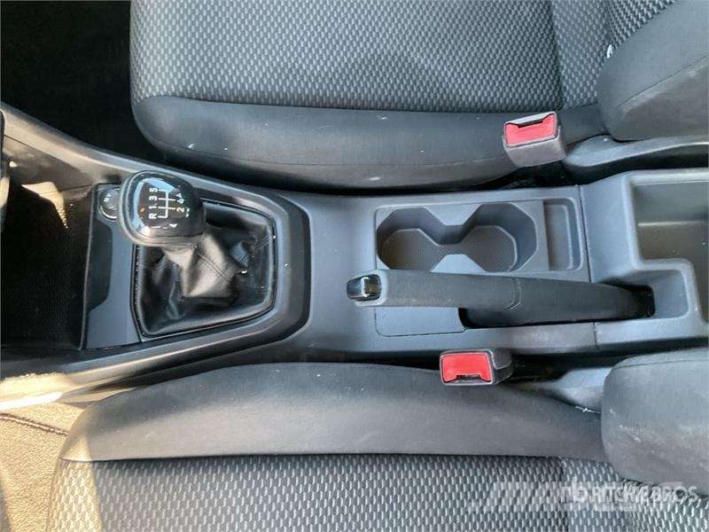 Volkswagen T-Cross SUV Carros