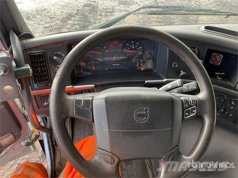 Volvo 440HP Sweeper Truck Прибиральні машини