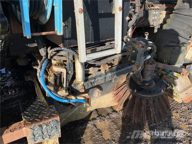 Volvo 440HP Sweeper Truck Прибиральні машини
