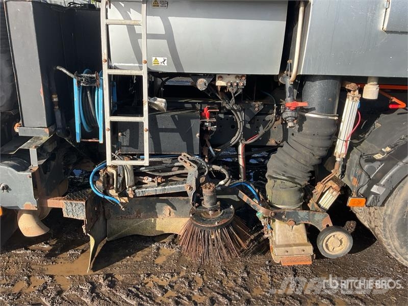 Volvo 440HP Sweeper Truck Прибиральні машини