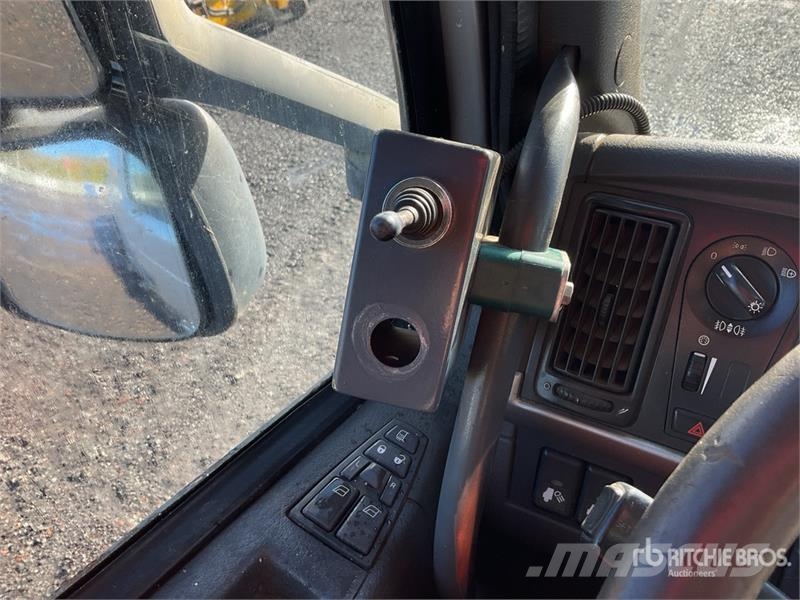 Volvo 440HP Sweeper Truck Прибиральні машини