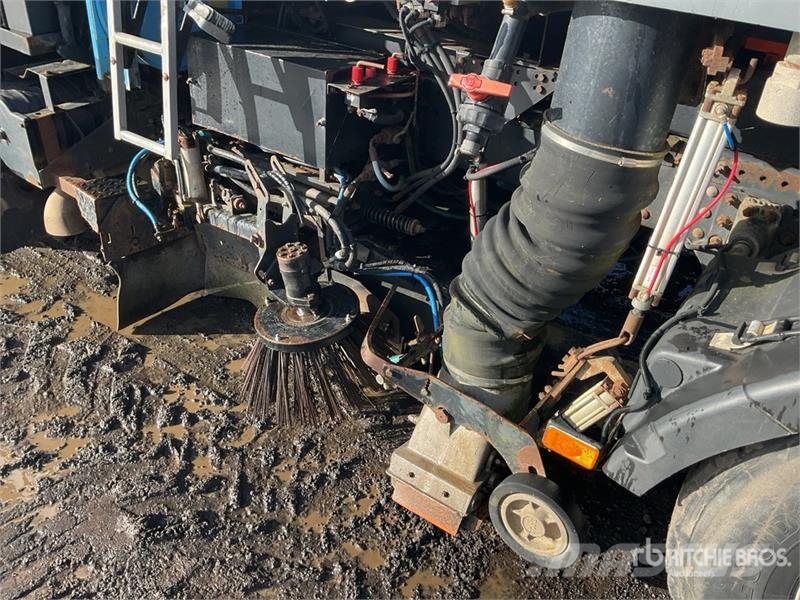 Volvo 440HP Sweeper Truck Прибиральні машини