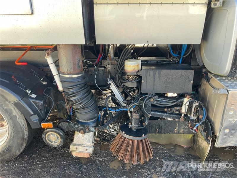 Volvo 440HP Sweeper Truck Прибиральні машини