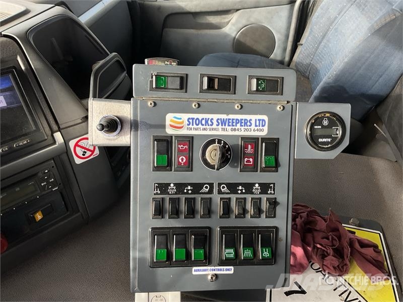 Volvo 440HP Sweeper Truck Прибиральні машини