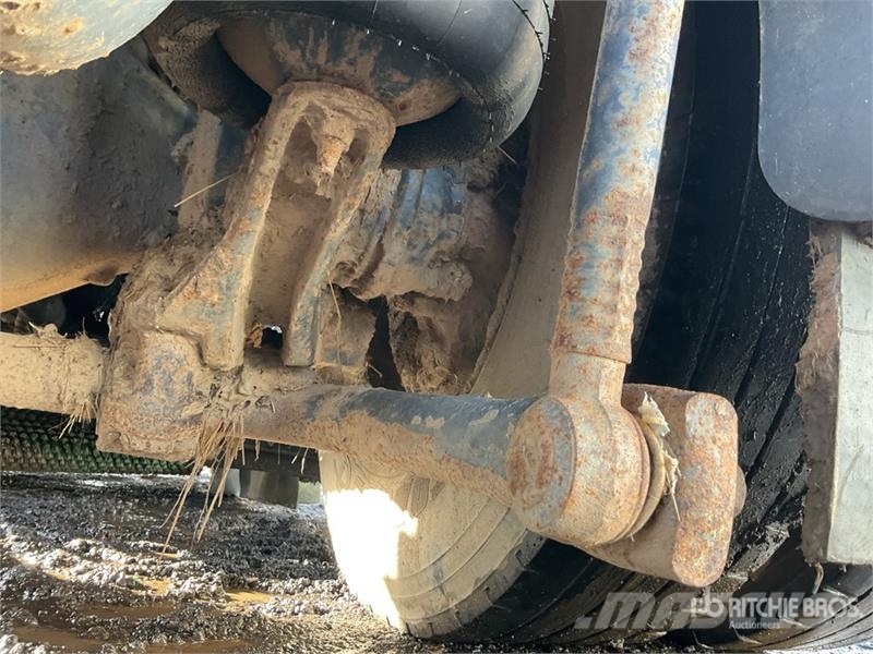Volvo 440HP Sweeper Truck Прибиральні машини