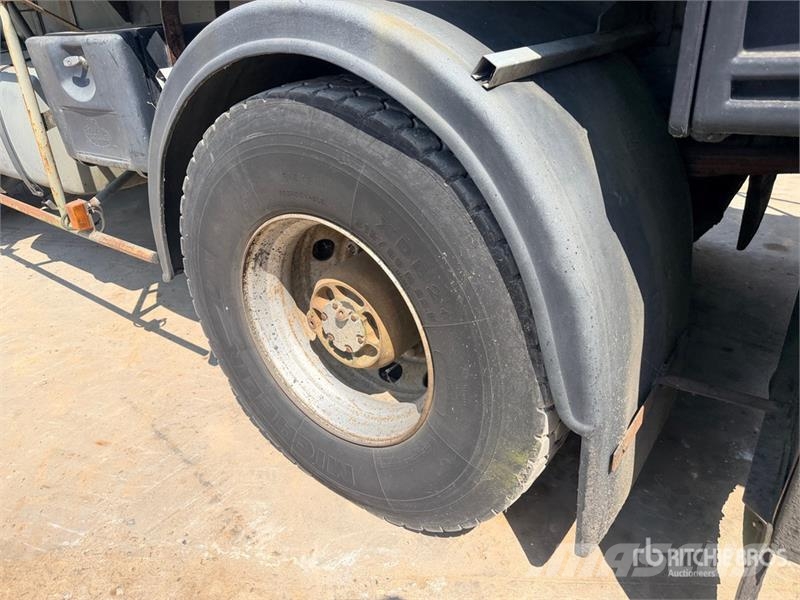 Volvo 9000 L on Volvo 285 4x2 Repandeuse A Bitume 4x2 As شاحنات ذات صهاريج