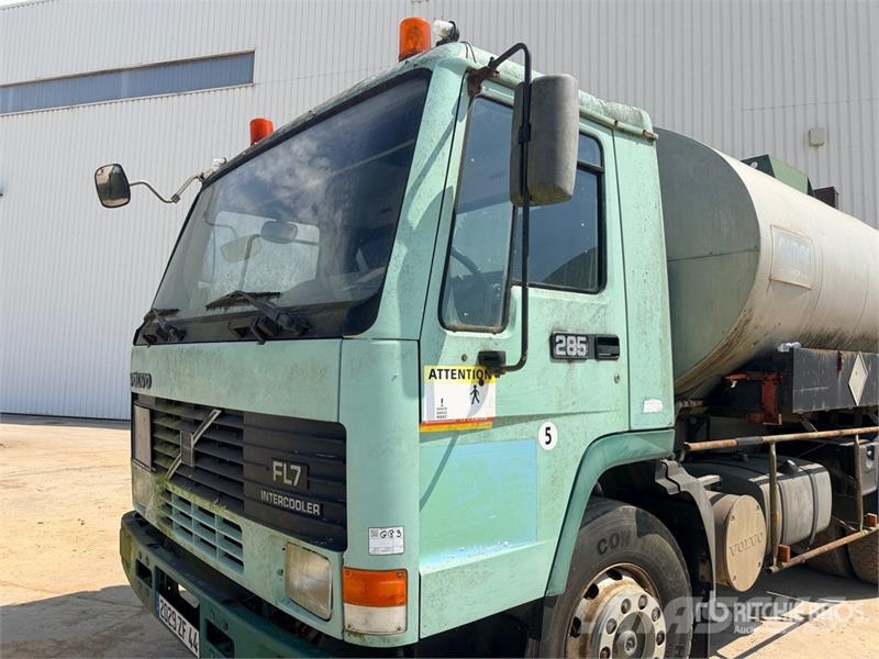 Volvo 9000 L on Volvo 285 4x2 Repandeuse A Bitume 4x2 As شاحنات ذات صهاريج