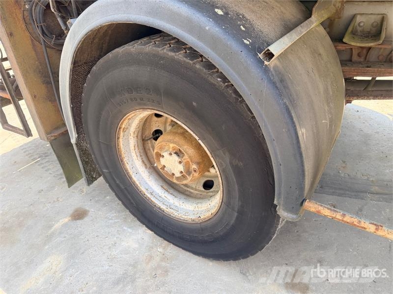 Volvo 9000 L on Volvo 285 4x2 Repandeuse A Bitume 4x2 As شاحنات ذات صهاريج