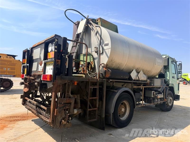 Volvo 9000 L on Volvo 285 4x2 Repandeuse A Bitume 4x2 As شاحنات ذات صهاريج