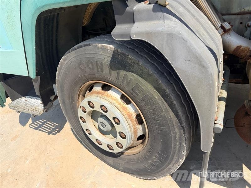 Volvo 9000 L on Volvo 285 4x2 Repandeuse A Bitume 4x2 As شاحنات ذات صهاريج