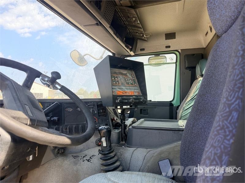 Volvo 9000 L on Volvo 285 4x2 Repandeuse A Bitume 4x2 As شاحنات ذات صهاريج