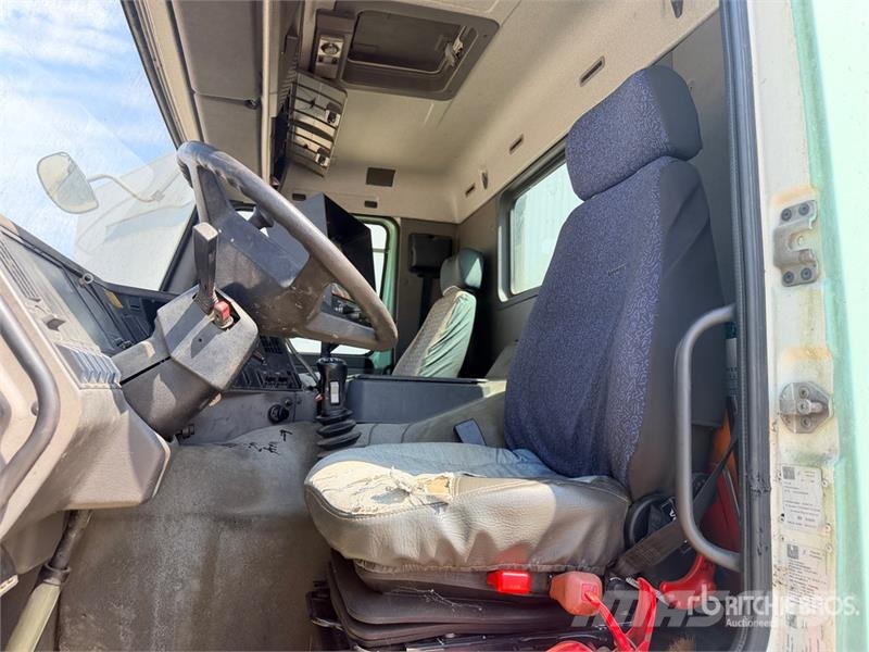 Volvo 9000 L on Volvo 285 4x2 Repandeuse A Bitume 4x2 As شاحنات ذات صهاريج