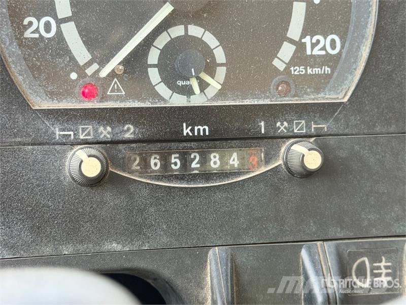 Volvo 9000 L on Volvo 285 4x2 Repandeuse A Bitume 4x2 As شاحنات ذات صهاريج