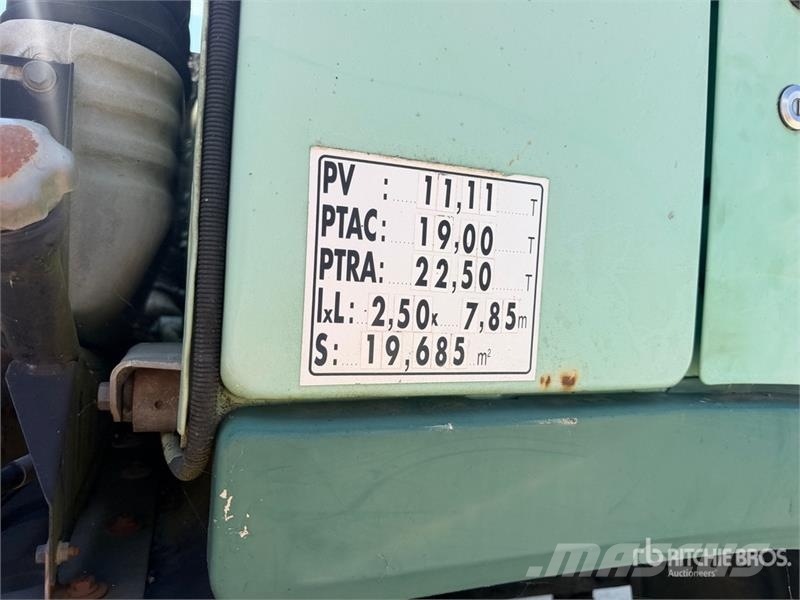Volvo 9000 L on Volvo 285 4x2 Repandeuse A Bitume 4x2 As شاحنات ذات صهاريج