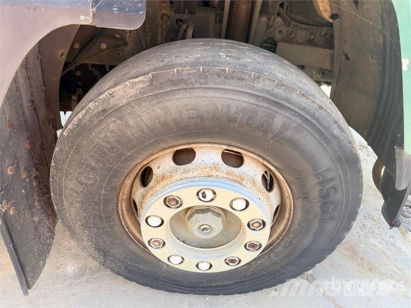 Volvo 9000 L on Volvo 285 4x2 Repandeuse A Bitume 4x2 As شاحنات ذات صهاريج