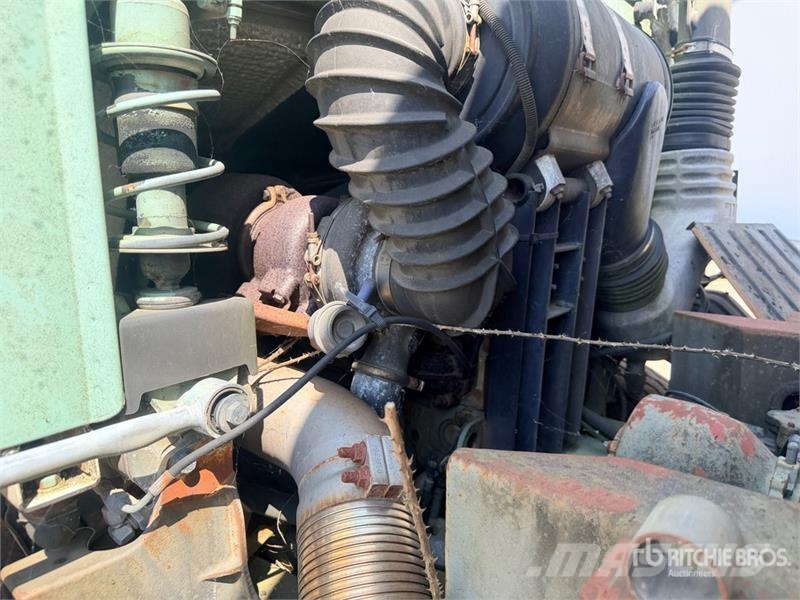 Volvo 9000 L on Volvo 285 4x2 Repandeuse A Bitume 4x2 As شاحنات ذات صهاريج