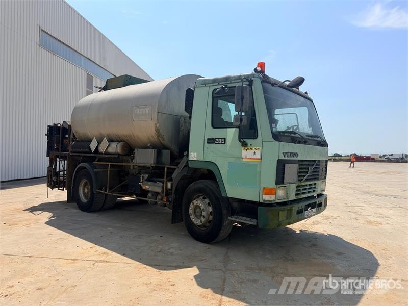 Volvo 9000 L on Volvo 285 4x2 Repandeuse A Bitume 4x2 As شاحنات ذات صهاريج
