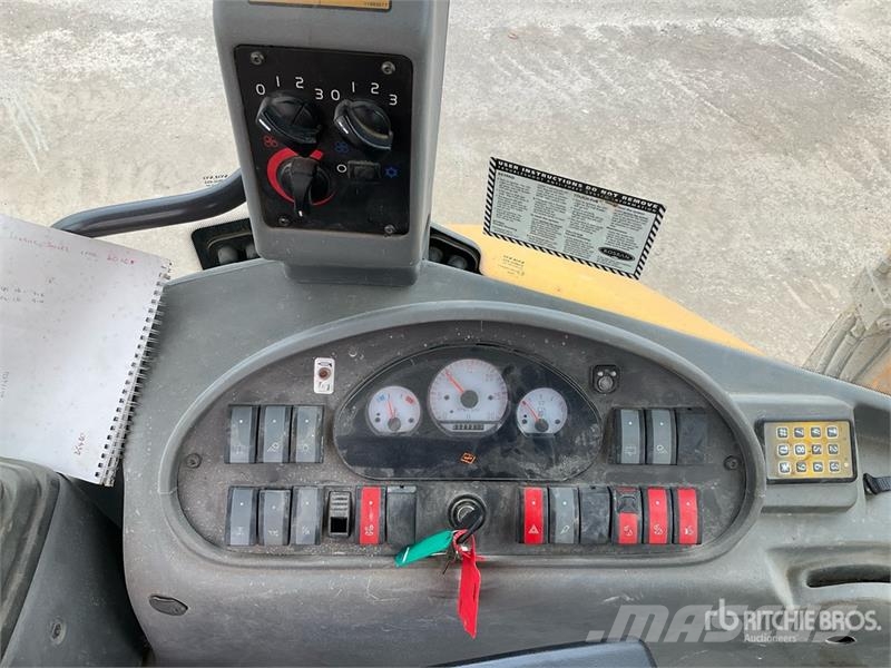 Volvo BL71 لوادر ذات جرافات عكسية