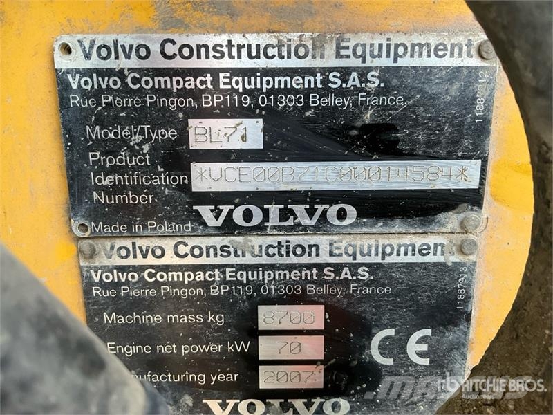 Volvo BL71 لوادر ذات جرافات عكسية