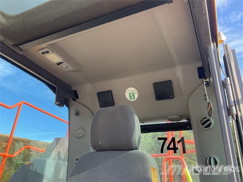 Volvo EC140EL 대형 굴삭기 29톤 이상