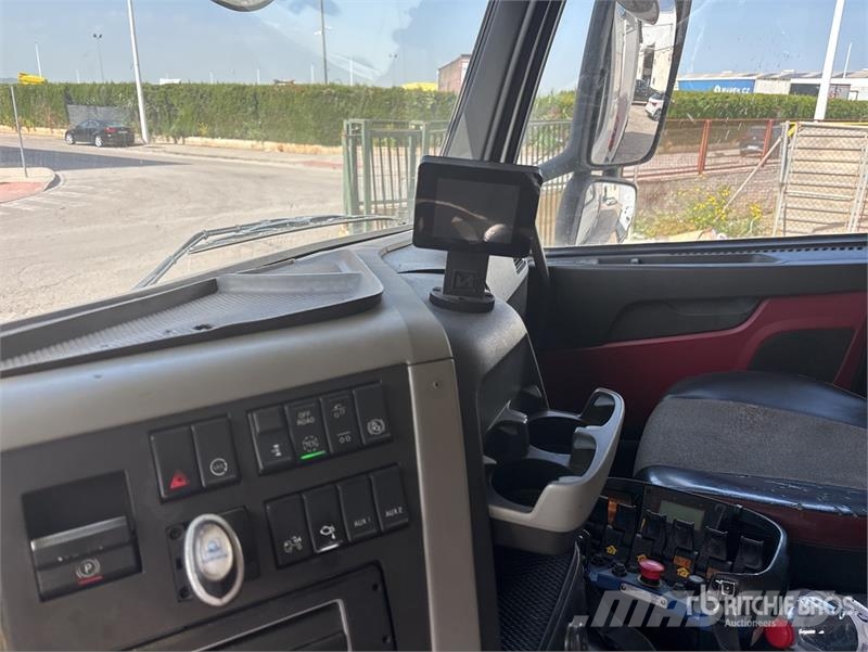 Volvo F120B.0.22 E-Active on Volvo FM 6x2 Dump Truck wit Camion plateau ridelle avec grue