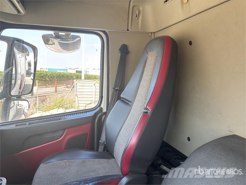 Volvo F120B.0.22 E-Active on Volvo FM 6x2 Dump Truck wit Camion plateau ridelle avec grue