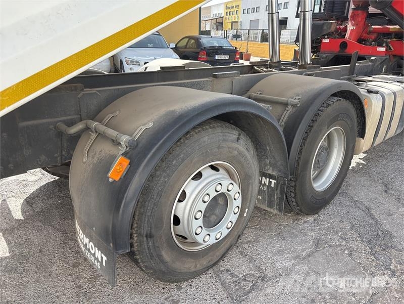 Volvo F120B.0.22 E-Active on Volvo FM 6x2 Dump Truck wit Camion plateau ridelle avec grue