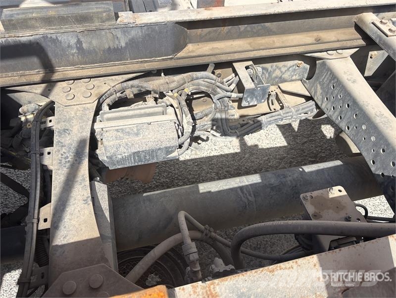 Volvo F120B.0.22 E-Active on Volvo FM 6x2 Dump Truck wit Camion plateau ridelle avec grue