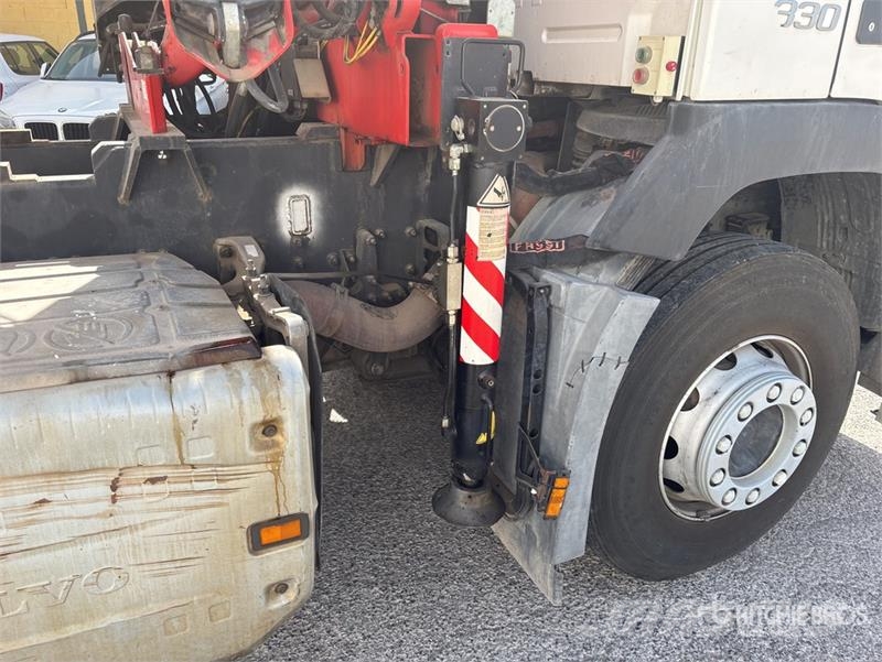 Volvo F120B.0.22 E-Active on Volvo FM 6x2 Dump Truck wit Camion plateau ridelle avec grue
