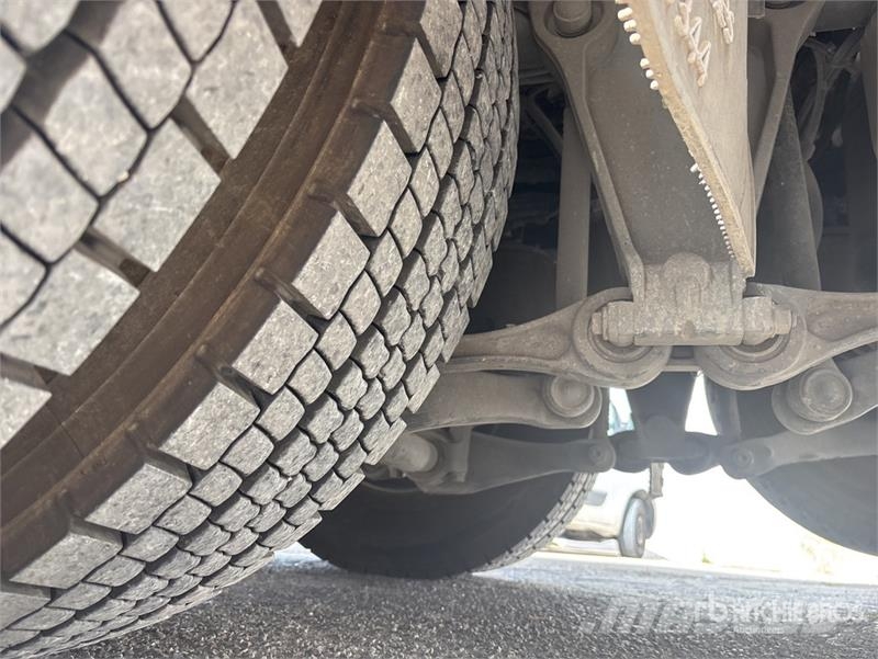 Volvo F120B.0.22 E-Active on Volvo FM 6x2 Dump Truck wit Camion plateau ridelle avec grue