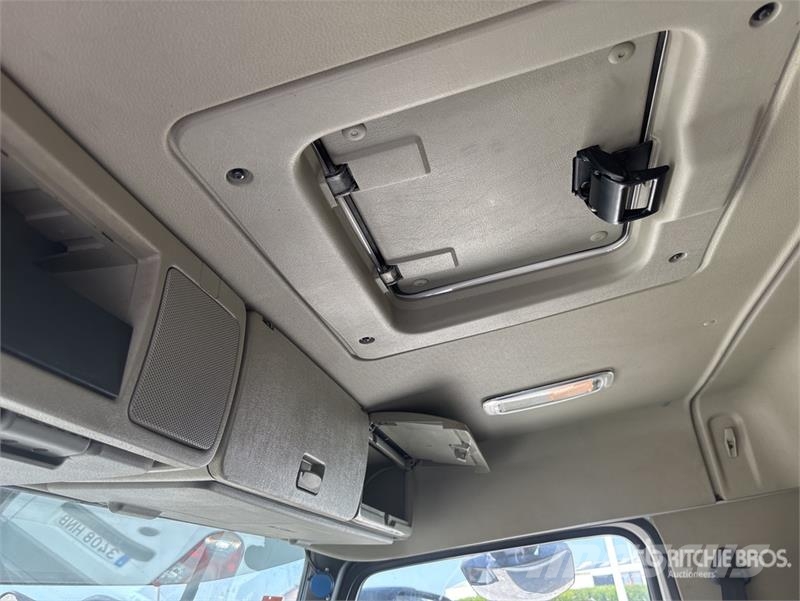 Volvo F120B.0.22 E-Active on Volvo FM 6x2 Dump Truck wit Camion plateau ridelle avec grue