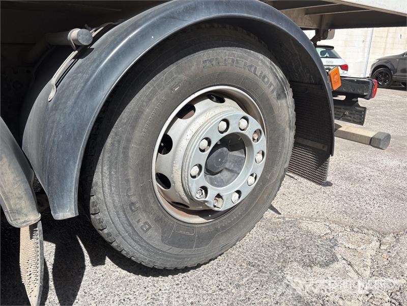 Volvo F120B.0.22 E-Active on Volvo FM 6x2 Dump Truck wit Camion plateau ridelle avec grue