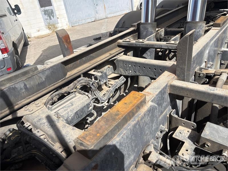 Volvo F120B.0.22 E-Active on Volvo FM 6x2 Dump Truck wit Camion plateau ridelle avec grue