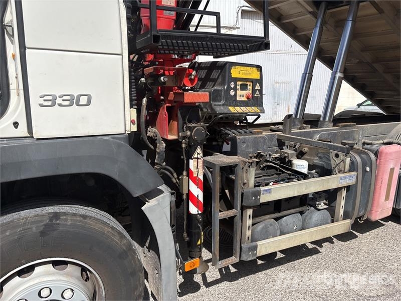 Volvo F120B.0.22 E-Active on Volvo FM 6x2 Dump Truck wit Camion plateau ridelle avec grue