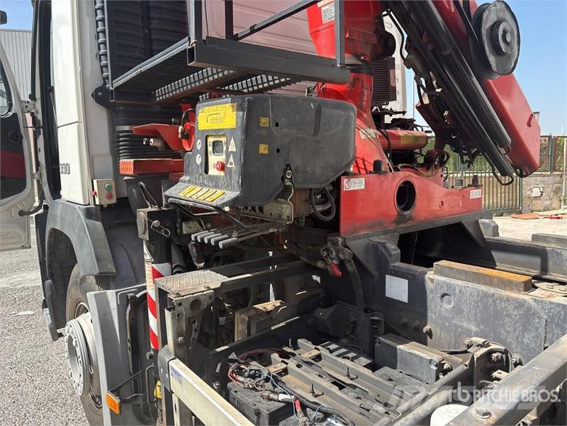Volvo F120B.0.22 E-Active on Volvo FM 6x2 Dump Truck wit Camion plateau ridelle avec grue