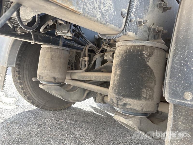 Volvo F120B.0.22 E-Active on Volvo FM 6x2 Dump Truck wit Camion plateau ridelle avec grue