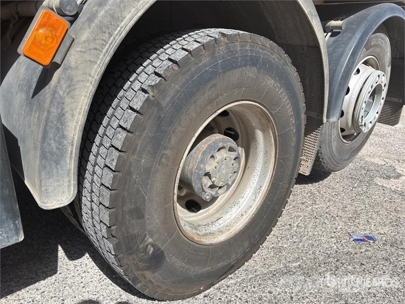 Volvo F120B.0.22 E-Active on Volvo FM 6x2 Dump Truck wit Camion plateau ridelle avec grue
