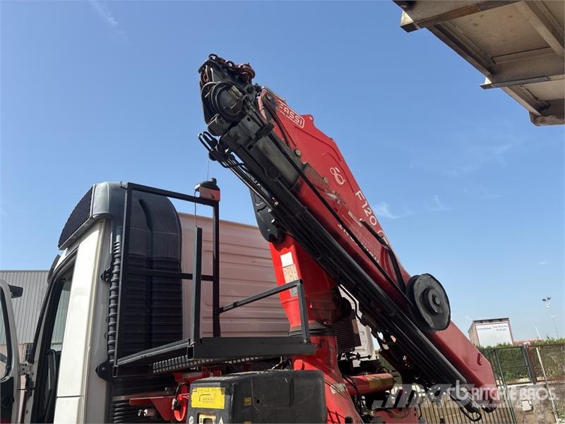 Volvo F120B.0.22 E-Active on Volvo FM 6x2 Dump Truck wit Camion plateau ridelle avec grue