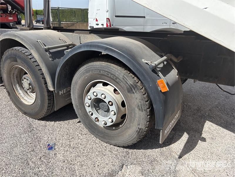 Volvo F120B.0.22 E-Active on Volvo FM 6x2 Dump Truck wit Camion plateau ridelle avec grue